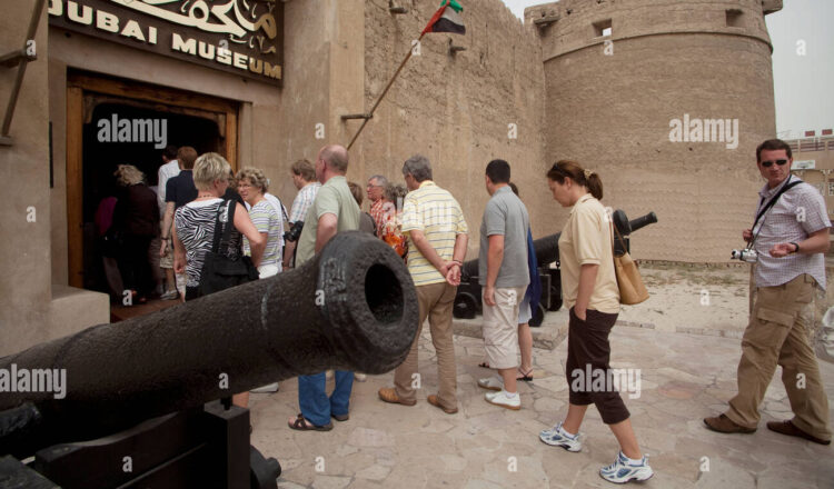 tourists-at-dubai-museum-dubai-united-arabian-emirates-BGB8FW